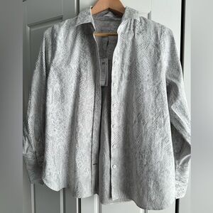 NWT Chico's Womens No-Iron Python Classic Shirt Size 0/US size 4